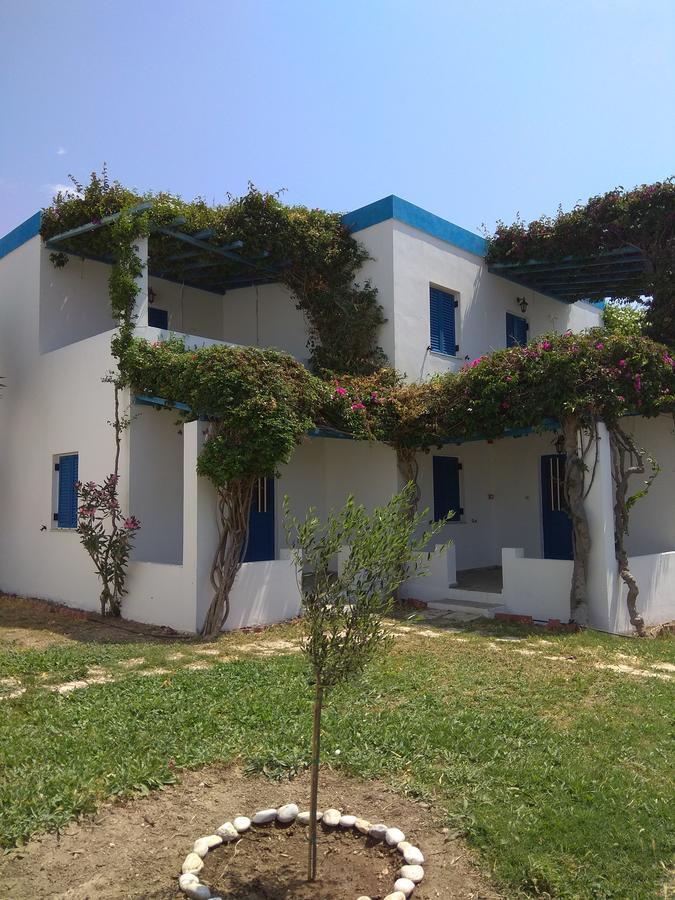 Amfitrion Hotel Vári Esterno foto