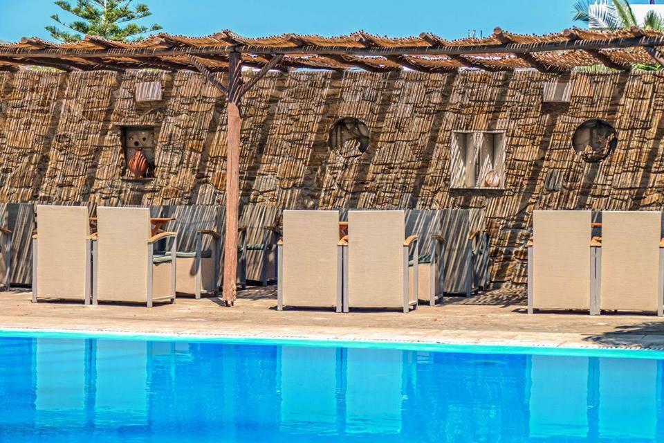 Amfitrion Hotel Vári Esterno foto